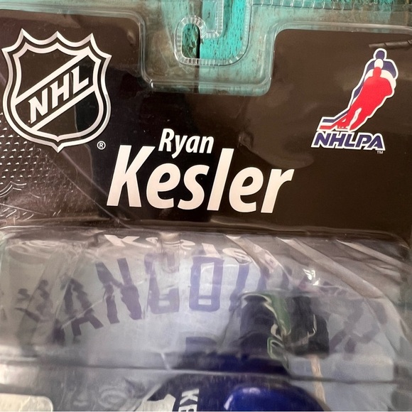 McFARLANE NHL Series 26 Ryan Kesler (Vancouver Canucks) White Jersey Collector - Picture 3 of 6